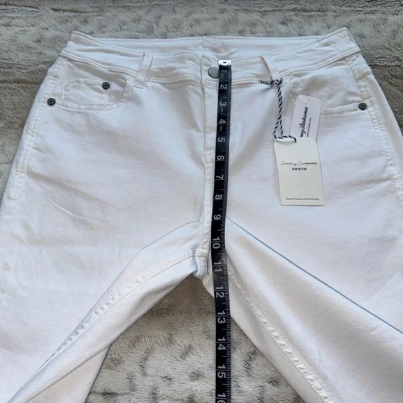 NWT TOMMY BAHAMA Women’s Afton Clam Digger Shorts in White Size 10